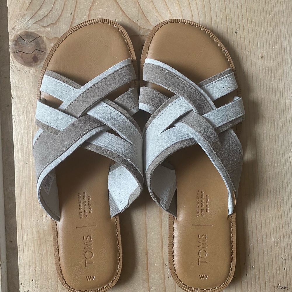 NWOT Toms Val sandals